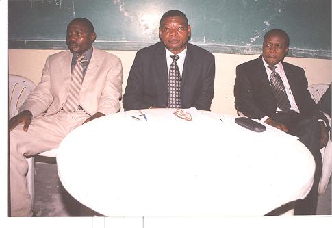 Au centre, le Président Augustin Manzongo