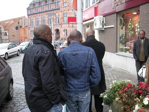 A l'entrée du funérarium, de dos : Papitsho Mopondi, Prof Alexandre Mopondi, Maufranc Mongai et Ferdinand Mokambila