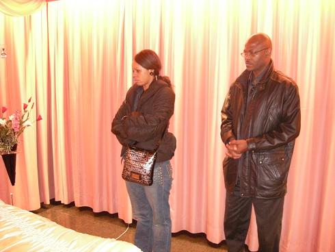 Dans le funérarium : Mélanie Mambianga et José Togbe